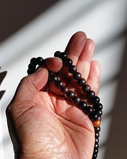 hand making zikr with tasbih