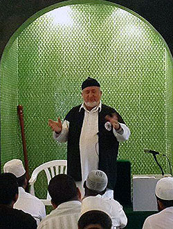 Shaykh Taner Ansari giving a sohbet